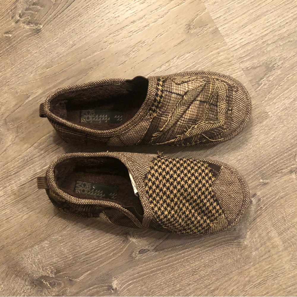 Volcom  size xs slippers NWOT